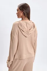 Hoodie de tejido rib color beige, con capucha, manga larga y corte holgado.
