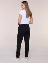 Pantalón jogger verde militar de Zac & Rachel, con pretina ancha elastizada, lazo de ajuste, bolsillos inclinados en la delantera y dobladillo en los ruedos.
