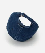 Gorra de sarga de algodón color azul denim, con visera curva y cierre ajustable con hebilla. Presenta bordado en blanco en la parte frontal con el texto "RIO DE JANEIRO BRASIL".