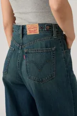 Jean de corte baggy, tiro medio y pierna ancha, color azul con efecto desgastado. Confeccionado en 100% algodón sin elasticidad.