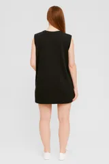 Vestido corto sin mangas de algodón, con diseño de rayas horizontales, cuello redondo a la base y corte recto.
