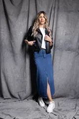 Falda midi de jean azul con abertura frontal y bolsillos.