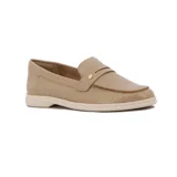 Mocasines Comfortflex de cuero color almendra, con detalle de vincha superior y suela baja color marfil.