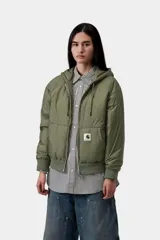 Campera puffer negra de tafetán de nailon reciclado, con capucha ajustable, cierre frontal bidireccional y bolsillos tipo canguro. Presenta puños y dobladillo de punto acanalado y detalle de etiqueta cuadrada tejida en el bolsillo.