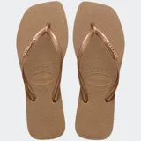 Ojotas Havaianas modelo Slim Square con puntera cuadrada, correas finas y logo metálico aplicado.