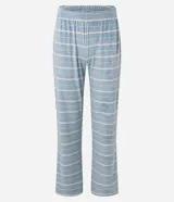 Conjunto de pijama largo marca Lov, compuesto por una blusa blanca de manga larga con cuello redondo y bolsillo frontal a rayas con la inscripción 'lazy days', y un pantalón largo a rayas horizontales con cintura elástica. Confeccionado en tejido plush suave y cálido.