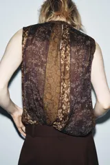 Top sin mangas de Zara Woman Collection, confeccionado en viscosa con diseño patchwork de estampados florales en tonos marrones y negros. Presenta cuello redondo con detalle de abalorios bordados en la parte superior y cierre posterior con botones.