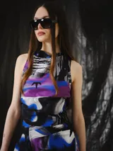 Top reversible sin mangas con escote drapeado, calce relajado y largo a la cintura. Cuenta con un diseño estampado digitalmente en tonos violeta, azul, negro, blanco y gris en un lado, y es de color negro liso en el reverso.