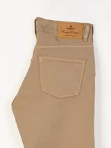 Pantalón recto color beige, de tiro medio.