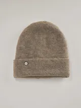 Gorro tipo beanie de lana con vuelta y detalle de chapa metálica circular con logo en el frente.