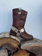 Bota de cuero marrón con estribo desmontable plateado.