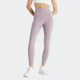 Calza deportiva de tiro alto con ajuste adherente, confeccionada en tejido suave con costuras planas para mayor comodidad. Presenta cintura elástica y logo reflectante de la marca.