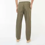 Pantalón de corte recto en color verde militar, confeccionado en tela de algodón, con cintura elástica y bolsillos laterales.