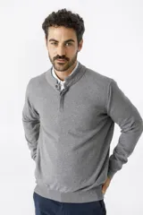 Sweater gris de algodón y cashmere, con cuello mao y tapeta con botones.
