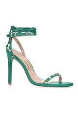 Sandalias de tacón alto color verde con tiras finas y apliques de tachas doradas.