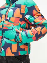 Campera puffer corta con estampado abstracto en tonos verde, naranja y azul. Tiene cuello alto, cierre frontal con cremallera y bolsillos laterales.