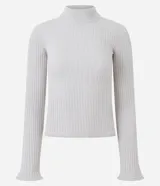Blusa de chenille color beige, con cuello alto y diseño ajustado al cuerpo. Presenta mangas largas y una textura acanalada en toda la prenda.