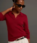 Blusa de punto color borgoña, con cuello polo y manga larga.