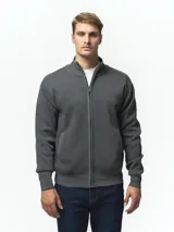 Campera tejida de punto con cierre frontal completo, cuello medio y dos bolsillos laterales abiertos.