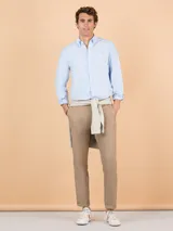 Camisa celeste de corte clásico, cuello abotonado, manga larga con puños abotonados y logo bordado en el pecho.