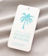 Bermuda masculina color beige, tipo boardshort, confeccionada en microfibra. Cuenta con cintura elástica, cordón ajustable y bolsillos.