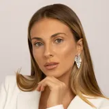 Aros colgantes de plata 925 con piedra de la luna y dije en forma de hoja calada.