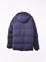 Campera puffer negra con capucha y cierre frontal.