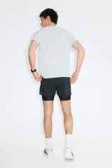 Remera deportiva de manga corta y cuello redondo, color menta, confeccionada en tejido funcional DryMove™ con detalles reflectantes.