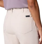 Pantalón recto Columbia para mujer, de color gris, con trabillas para el cinturón, bolsillos laterales para las manos, bolsillo de seguridad con cremallera y bolsillos posteriores.