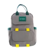 Mochila urbana de diseño moderno en color gris, con detalles en verde oscuro y tiras decorativas en amarillo brillante. Cuenta con compartimento principal, bolsillo frontal con solapa y parche decorativo con texto, además de asas superiores y correas ajustables.