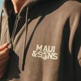 Canguro con cierre frontal completo, confeccionado en tejido de algodón y poliéster. Presenta capucha con cordones ajustables, bolsillos laterales tipo canguro y logo de la marca estampado en el pecho.