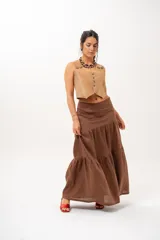 Pollera larga marrón de tiro medio, confeccionada en lino con diseño en niveles y vuelo.