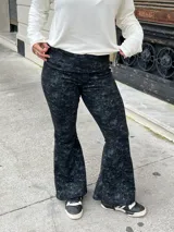 Pantalon oxford de tiro alto con diseño de efecto lavado en color negro. Confeccionado en tejido térmico, presenta un corte ajustado en la parte superior que se ensancha desde la rodilla hacia el ruedo.