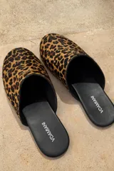 Slippers con estampado animal print, forro interior y plantilla de cuero color negro.