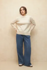 Polera marrón de tejido de punto, con cuello alto y mangas largas.