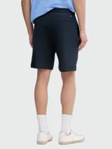Pantalón corto azul marino tipo bermuda, de corte clásico y diseño liso.