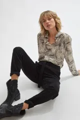 Pantalón jean negro de corte recto con cintura paper bag y cinturón de tela incorporado.
