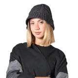 Gorro tipo bucket tejido en punto con diseño de trenzas en relieve y borde reforzado.