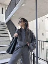 Buzo deportivo gris nevado con costuras externas y tela elastizada.