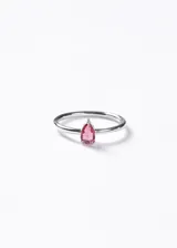 Anillo fino de plata 925 con diseño minimalista y piedra de zirconia en forma de gota de color rojo intenso engarzada en el centro.