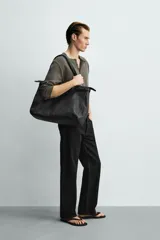 Bolso shopper de piel con acabado abatanado, compartimento principal con cierre de cremallera, dos asas de mano, dos asas de hombro y detalle de llavero.