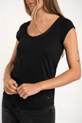 Remera blanca de algodón peinado, manga corta y escote en V con terminación de encaje calado.