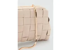 Bolso tipo clutch rectangular de diseño trenzado en color beige, con estructura rígida y cierre superior.