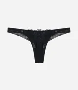 Bombacha tipo bikini confeccionada en tule trabajado con detalles florales y laterales de hilo doble. Cuenta con forro de algodón para mayor comodidad.