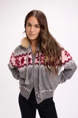 Buzo de punto con cierre frontal, diseño de jacquard con motivos geométricos en tonos gris, rosa y bordó. Cuenta con capucha desmontable con borde de piel sintética y cordones decorativos con borlas.