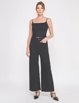 Top crop texturado color blanco, con escote recto y doble tirante fino.