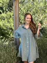 Vestido camisero blanco de lino italiano, con cuello camisero, cierre frontal con botones, mangas cortas con doble volado y bolsillos laterales.