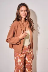 Cardigan oversize de punto color tostado, con cierre frontal y mangas largas.