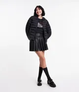 Campera ultra leve Blue Steel, confeccionada en poliamida, con diseño de gajos, capucha, cierre frontal por cremallera, bolsillos laterales con botones y elástico en los puños.