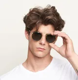 Lentes de sol redondos con armazón de acero inoxidable color dorado y lentes polarizados negros.